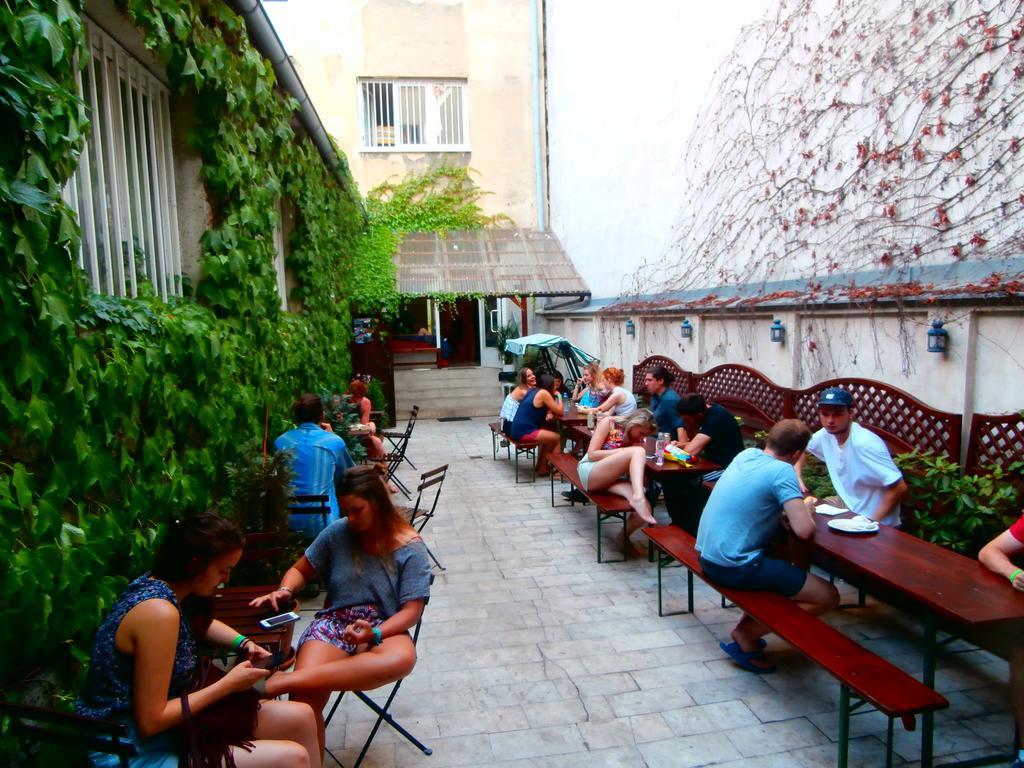 ברטיסלאבה Patio Hostel מראה חיצוני תמונה
